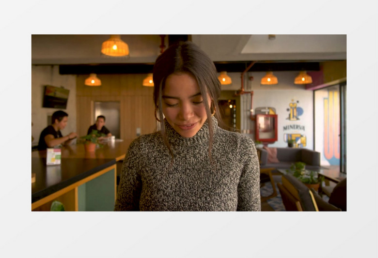 一个女人走出电梯实拍视频素材