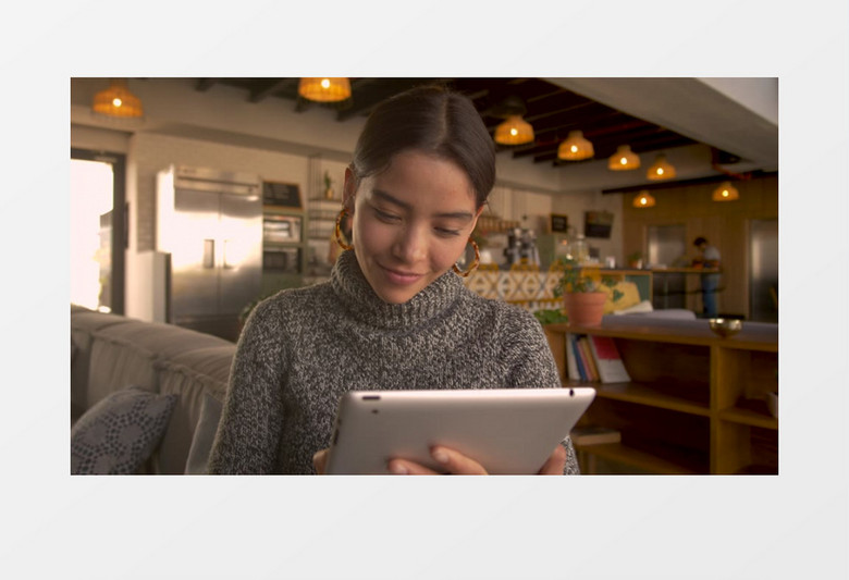 近景拍摄女孩在咖啡店在看平板电脑实拍视频素材