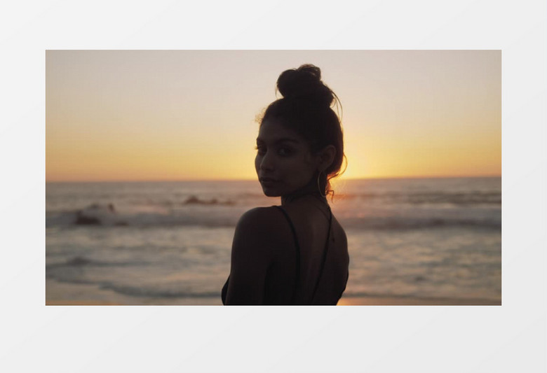  夕阳余晖下的美女放下扎起的头发实拍视频素材