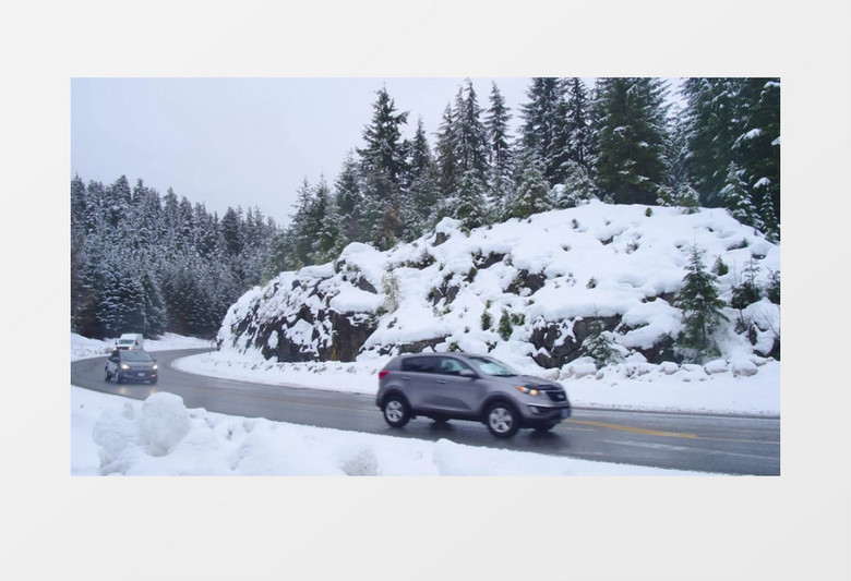 在雪地森林里转弯的汽车实拍视频素材