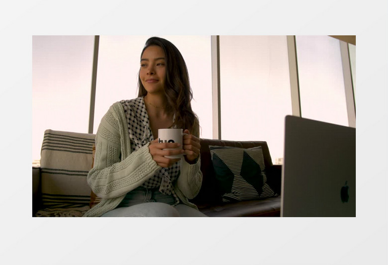 优雅气质的漂亮女孩在窗边喝咖啡实拍视频素材