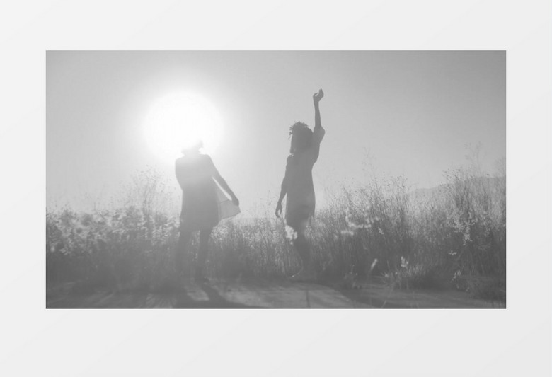 两个带花环的女人在郊外起舞实拍视频素材