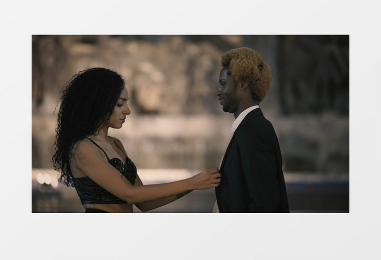 卷发女人在给男人整理衣服实拍视频素材