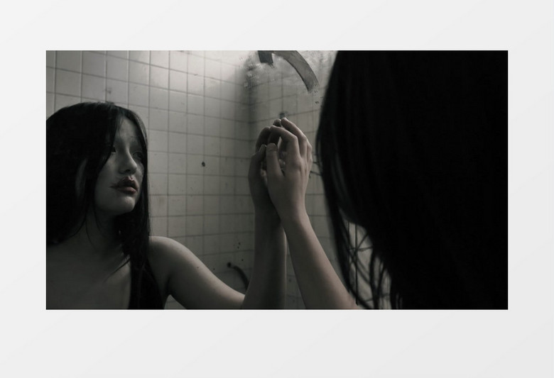 化着僵尸妆的恐怖女人对着镜子抚摸自己的脸实拍视频素材