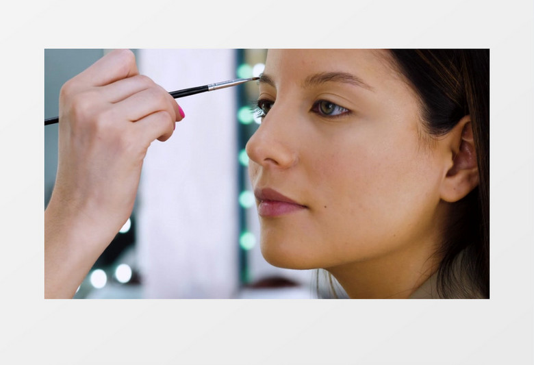 化妆师在给美女画眉毛实拍视频素材