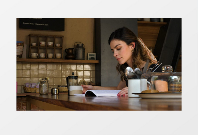 边喝咖啡边看书的女人实拍视频素材