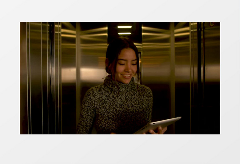  从电梯走出来拿着平板工作的女人实拍视频素材