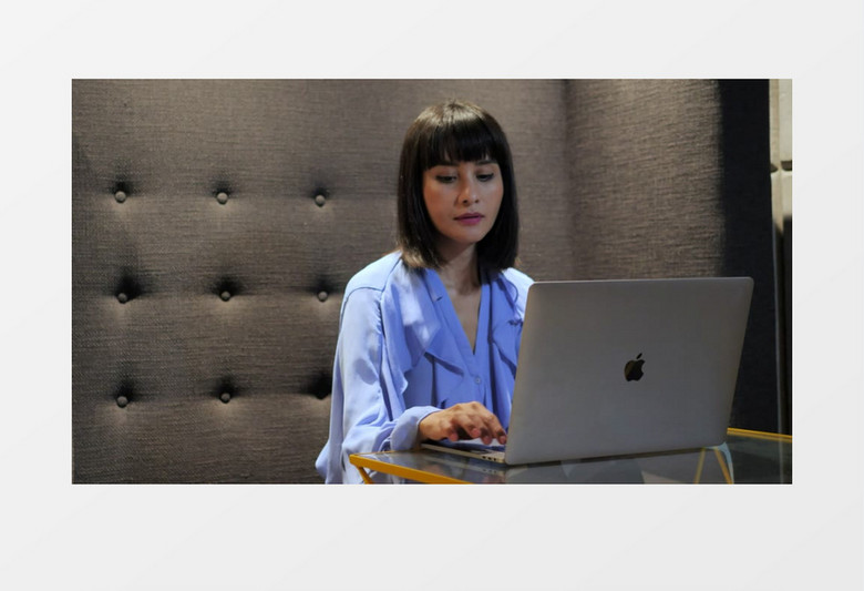 打开电脑开始工作的女人实拍视频素材