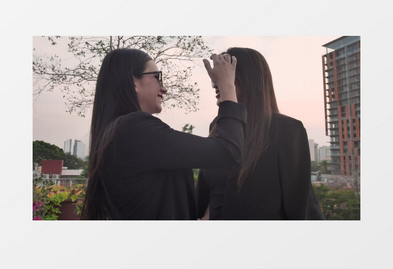 牵手交谈的两个黑色直发女人实拍视频素材