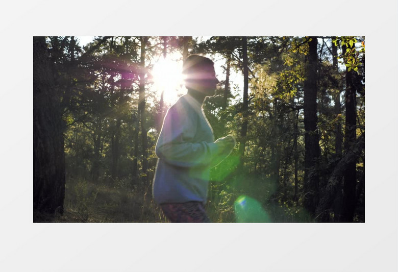 美女在树林里奔跑实拍视频素材