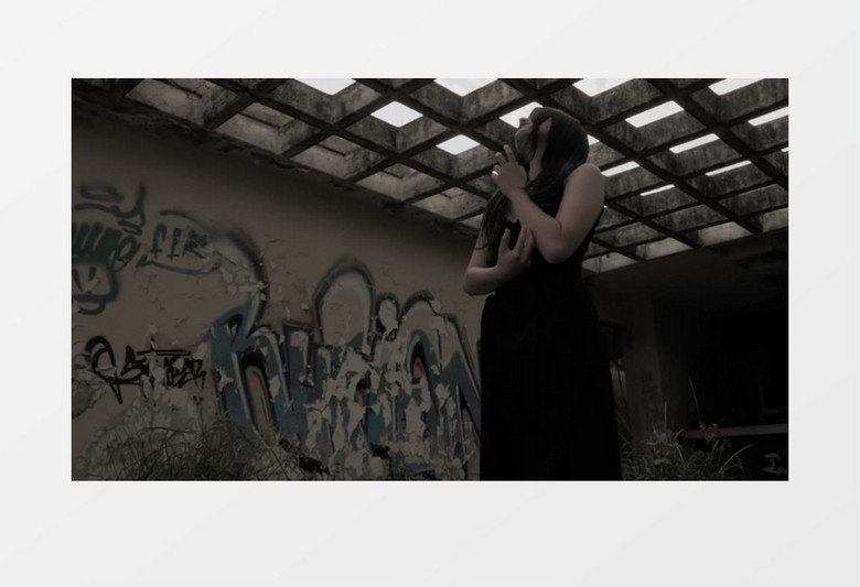 僵尸妆女人在废墟跳舞实拍视频素材