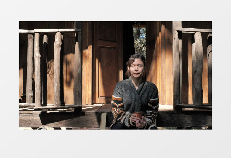 坐在门口喝咖啡的女人实拍视频素材