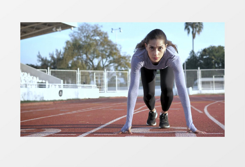  操场上准备起跑的女人实拍视频素材