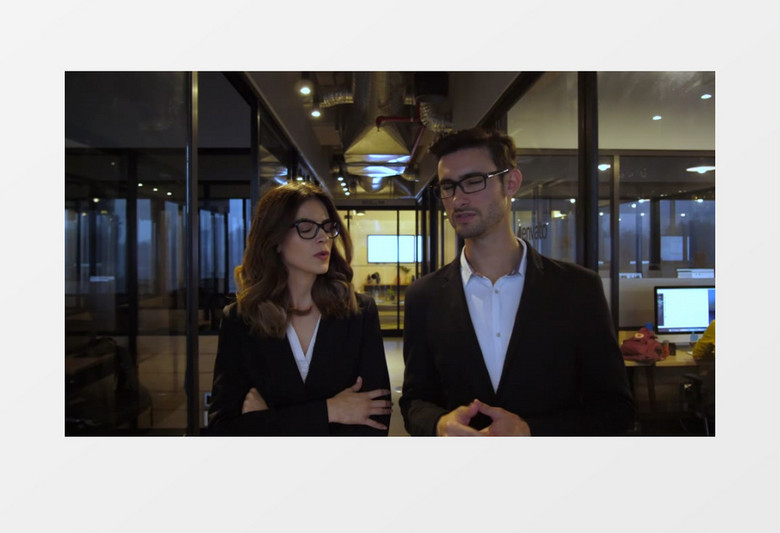 跟朋友交谈的眼镜气质美女实拍视频素材