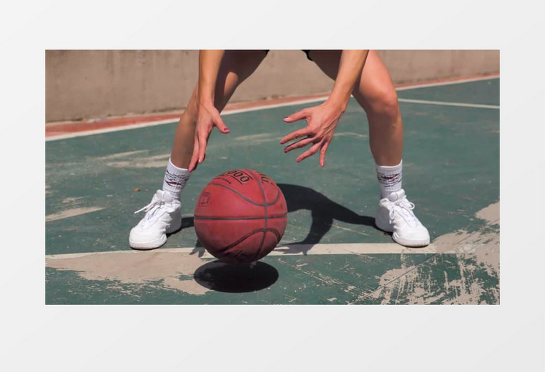 打篮球的女孩实拍视频素材