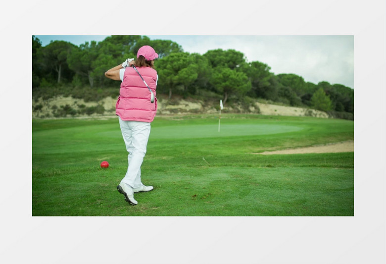 戴棒球帽的女人在打高尔夫球实拍视频素材