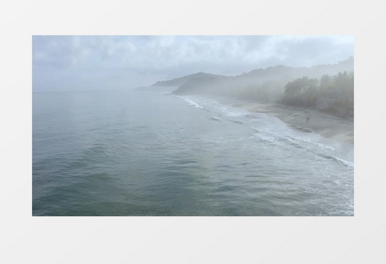 多雾海洋浪花拍打沙滩实拍风景视频