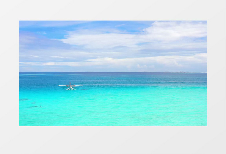 海洋天堂直升飞机降落在海面实拍风景视频