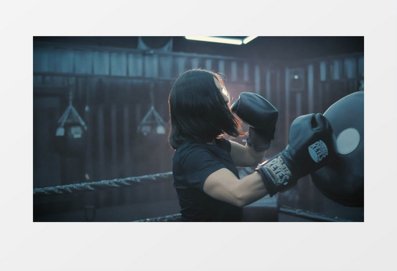 练习拳击的女人实拍视频素材