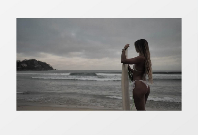 拿着冲浪板站在海边的女人实拍视频素材