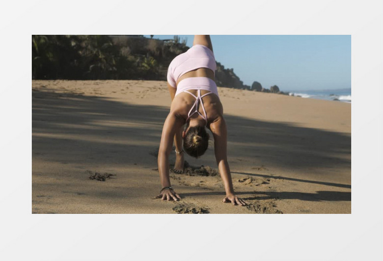  漂亮女孩在沙滩练瑜伽实拍视频素材