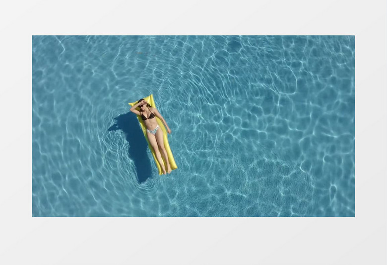 航拍躺在游泳池上的比基尼美女实拍视频素材