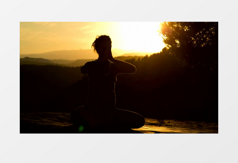 黄昏时刻女人在山顶做瑜伽欣赏晚霞美景实拍风景视频