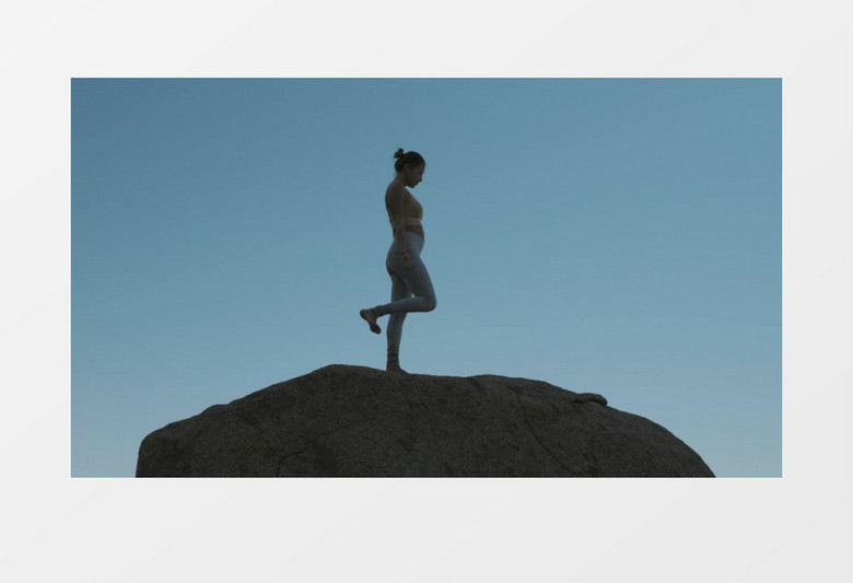 女孩在礁石上做瑜伽实拍视频素材