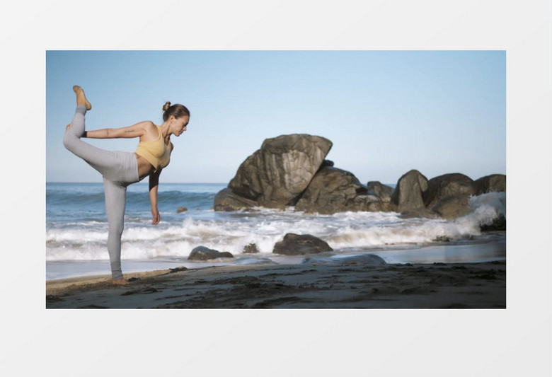 在海边做瑜伽的女人实拍视频素材
