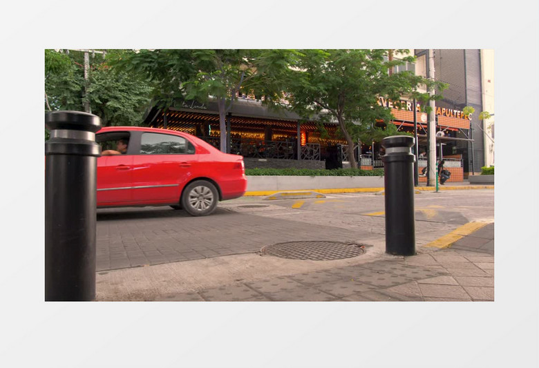 高清拍摄交通行人及骑自行车人士聚集的街角实拍视频素材