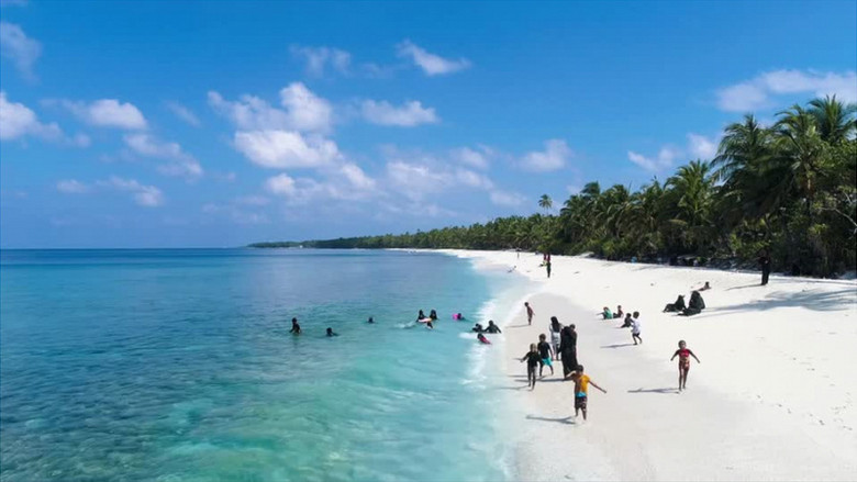 湛蓝海滩孩子玩耍美丽风景实拍视频
