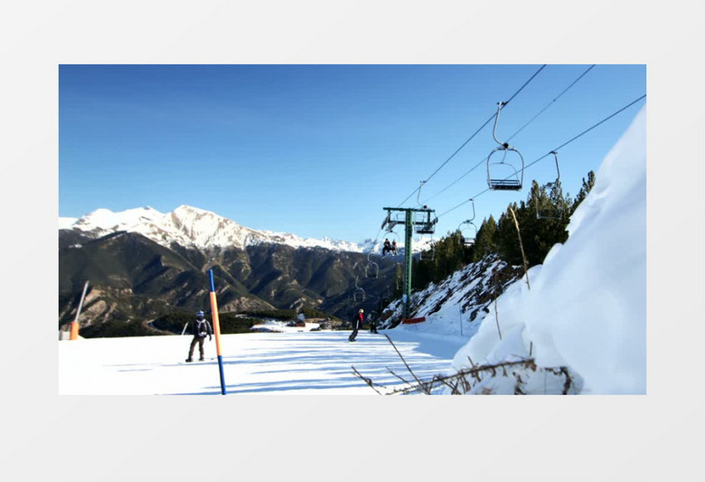 雪山滑雪长穿行的游客延时摄影实拍视频