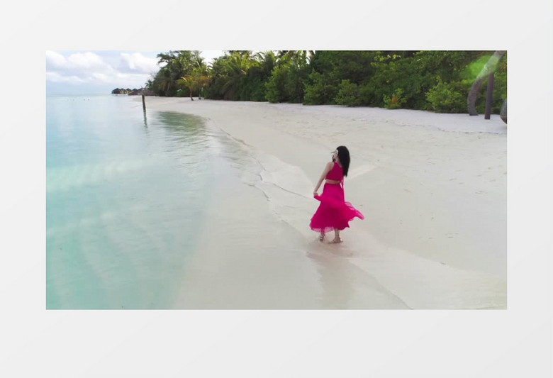 美女穿着红色连衣裙在沙滩跳舞实拍视频