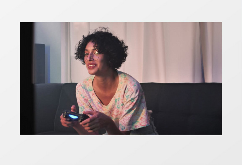 年轻女子在沙发上玩电子游戏实拍视频素材