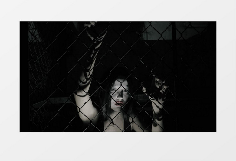 趴在围栏上的僵尸妆女人实拍视频素材