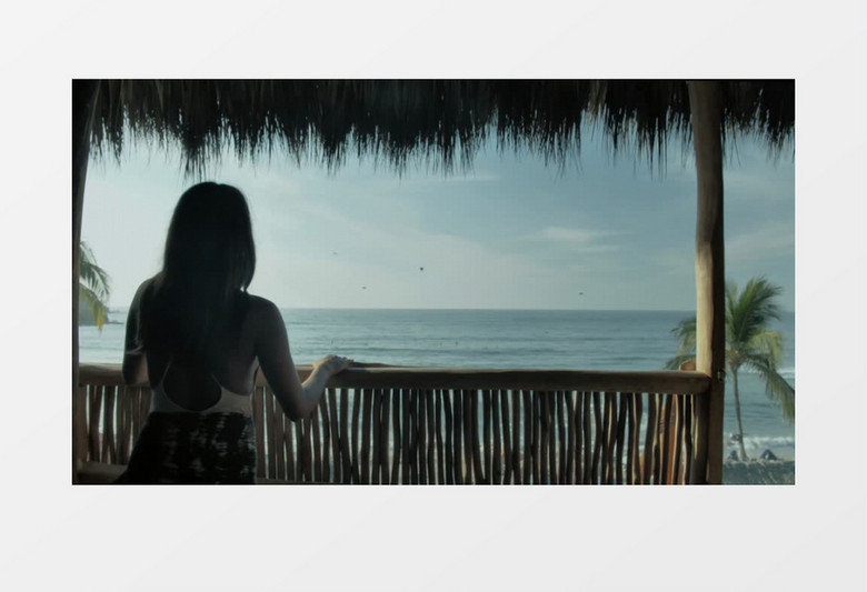 在海边凉亭看海的时尚美女实拍视频素材