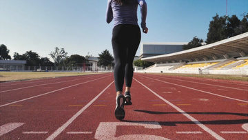 扎着马尾的女孩在操场跑步实拍视频素材