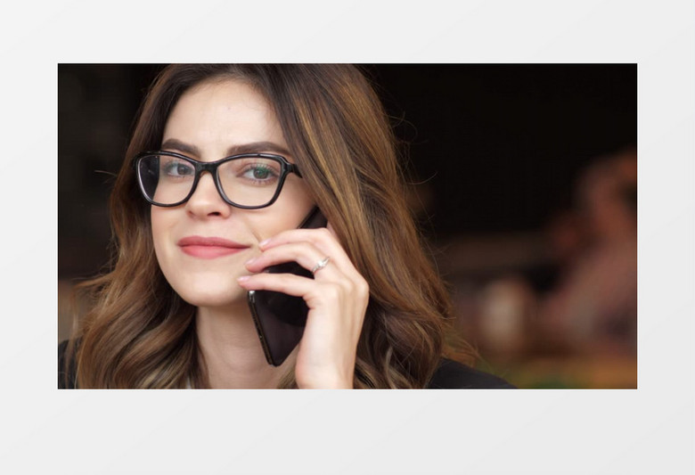 特写拍摄戴眼镜的女商人打手机实拍视频素材