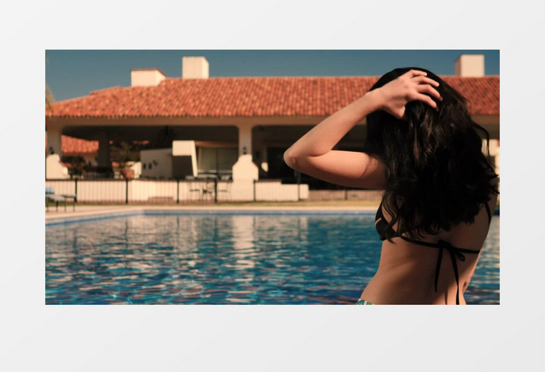 坐在泳池边上抚摸头发的女人实拍视频素材