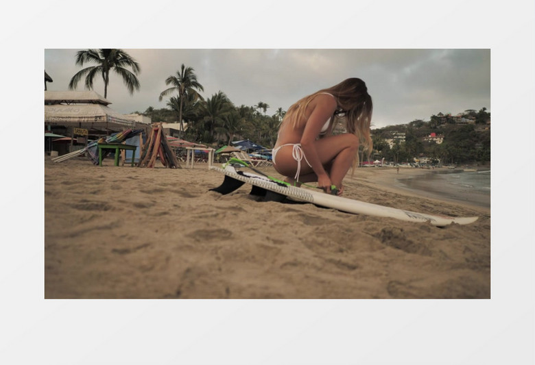 比基尼女孩抱着冲浪板去冲浪实拍视频素材