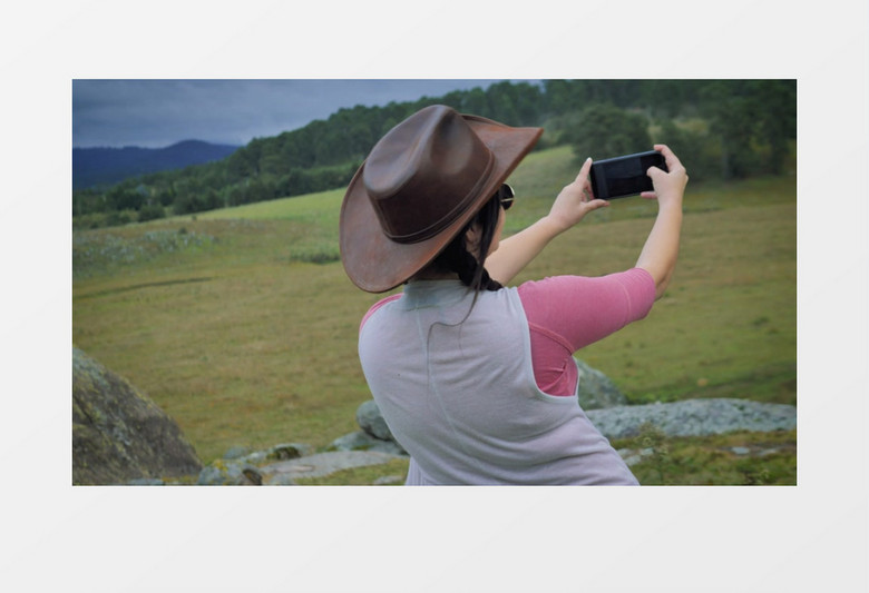 在野外拍照的牛仔帽女孩实拍视频素材