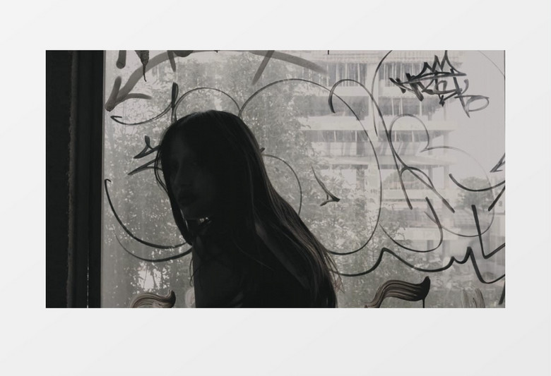 站在窗边的僵尸妆女人实拍视频素材