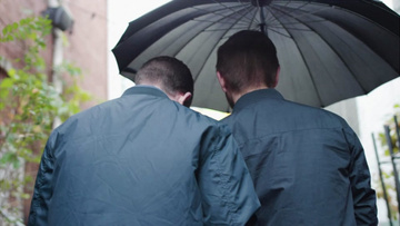 高清拍摄下雨天两个人撑伞实拍视频素材
