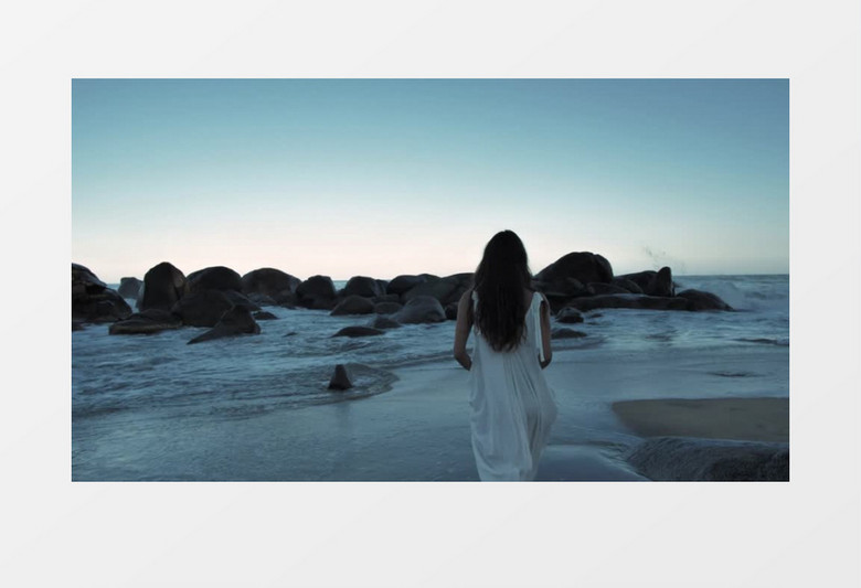 穿着白色连衣裙的美女在沙滩漫步实拍视频