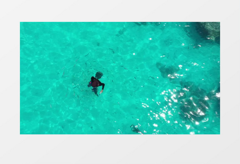 碧绿色海水在潜水的人实拍视频