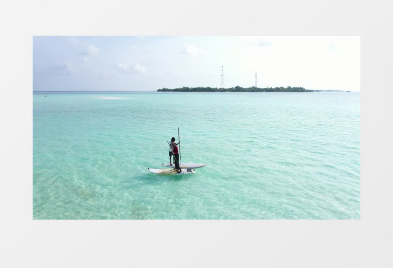 碧海蓝天两个人在划船景色实拍视频