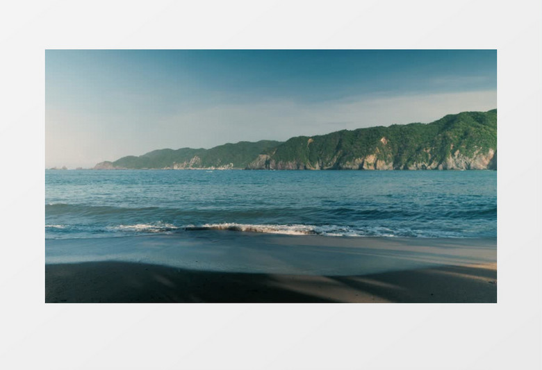 碧蓝唯美的海边海浪慢慢拍打沙滩实拍风景视频