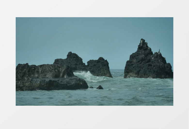 海浪岩石撞击实拍视频