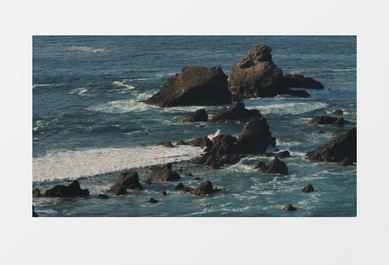 海浪撞击沙滩岩石自然景色实拍视频