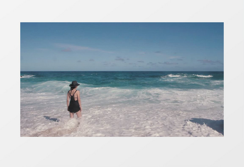 美女站在海水中海浪拍击身体景观实拍视频